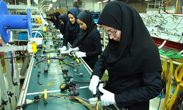 تامین معیشت برای زنان کارگر سختتر شد 1 زنان کارگر