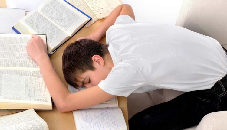 بهترین خوراکی که بچه های باید شب امتحان بخورند! 1 امتحان
