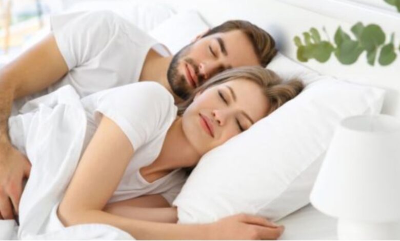 خوابیدن کنار همسرچگونه به کاهش استرس کمک می کند 1 خواب