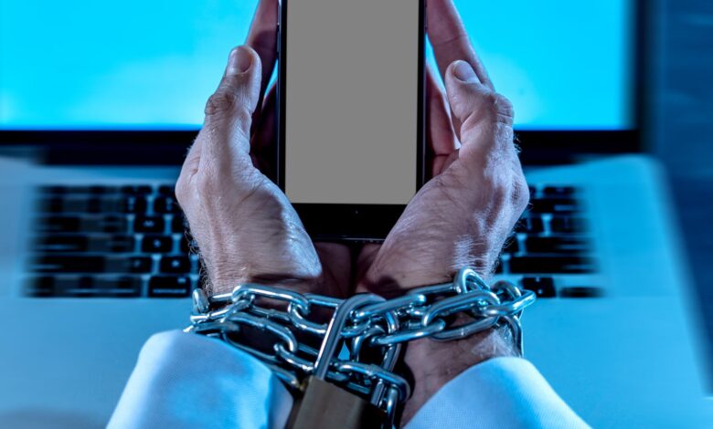 چگونه از بند اعتیاد به اینترنت رها شویم؟ 1 اعتیاد
